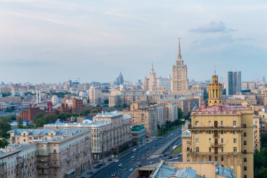 MOSCOW, Rusya - 14 JULE 2016 Kutuzovsky Prospect Summer view. Kutuzovsky Bulvarı 1957-1963 yılları arasında 8.3 km uzunluğunda inşa edildi.