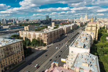 MOSCOW, Rusya - 14 JULE 2016 Kutuzovsky Prospect Summer view. Kutuzovsky Bulvarı 1957-1963 yılları arasında 8.3 km uzunluğunda inşa edildi.