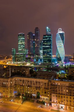 MOSCOW, RUSSIA - 14 JULE 2016: Moskova Uluslararası İş Merkezi üzerinde gece sağanak yağış