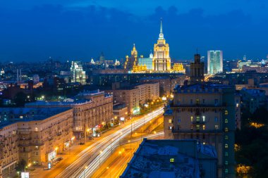 MOSCOW, RUSSIA - 14 JULE 2016 Kutuzovsky Prospect veya Kutuzovsky Avenue ve Ukrayna Hotel Gece Görüşü