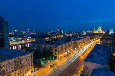 MOSCOW, RUSSIA - 14 JULE 2016 Kutuzovsky Prospect veya Kutuzovsky Avenue ve Ukrayna Hotel Gece Görüşü