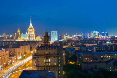 MOSCOW, RUSSIA - 14 JULE 2016 Kutuzovsky Prospect veya Kutuzovsky Avenue ve Ukrayna Hotel Gece Görüşü
