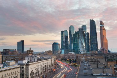MOSCOW, RUSSIA - 13 Temmuz 2016: Günbatımında Moskova Uluslararası İş Merkezi 'nin gökdelenleri. Görüntü Kutuzovsky Prospect veya Kutuzovsky Avenue 'dan.