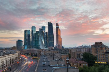 MOSCOW, RUSSIA - 13 Temmuz 2016: Günbatımında Moskova Uluslararası İş Merkezi 'nin gökdelenleri. Görüntü Kutuzovsky Prospect veya Kutuzovsky Avenue 'dan.
