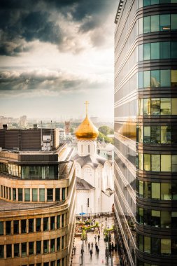 MOSCOW, RUSSIA - JULE 07, 2016: Tverskaya Zastava 'daki (1914-1921 yılları arasında inşa edilen) St. Nicholas Tapınağı' nın Beyaz Meydan 'daki iki ofis binası arasında görüntüsü