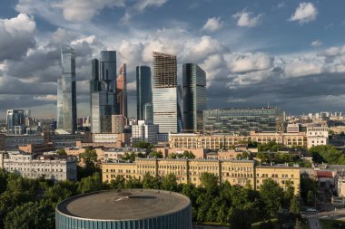 MOSCOW, RUSSIA - Temmuz 05, 2016: Kutuzovsky Bulvarı 'ndan Moskova City veya Moskova Uluslararası İş Merkezi' ne bakış. 