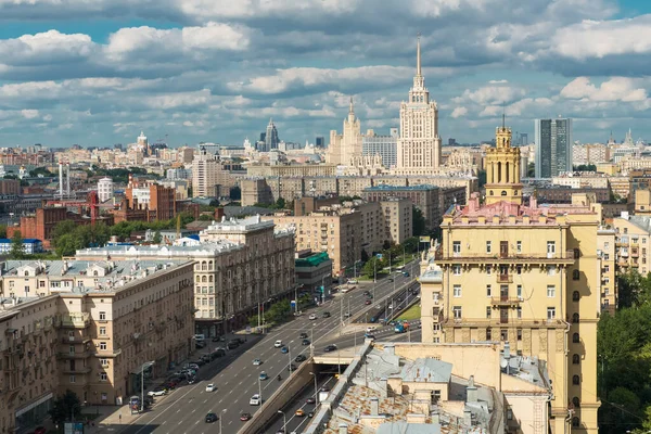 モスクワ ロシア 7月14 2016夏ビューオフKutuzosky見通し クトゥソフスキー アベニューは1957年 1963年に建設され 長さは8 3キロである — ストック写真