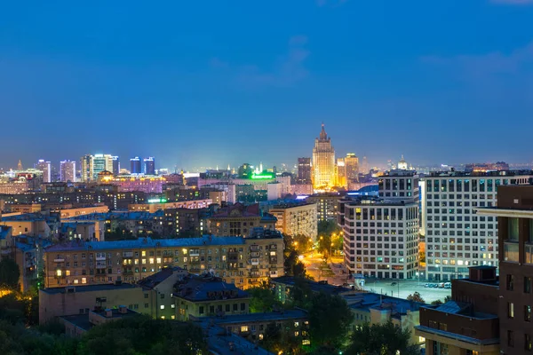 モスクワ ロシア 2016年7月14日クトゥソフスキー通りからモスクワ市内までの夜景 中央ロシア連邦外務省 英語版 — ストック写真