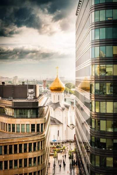 MOSCOW, RUSSIA - JULE 07, 2016: Tverskaya Zastava 'daki (1914-1921 yılları arasında inşa edilen) St. Nicholas Tapınağı' nın Beyaz Meydan 'daki iki ofis binası arasında görüntüsü