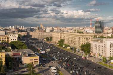 MOSCOW, RUSSIA - Temmuz 05, 2016: Kutuzovsky Bulvarı 'ndan Moskova City veya Moskova Uluslararası İş Merkezi' ne bakış. 