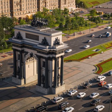 MOSCOW, RUSSIA - JULE 05, 2016: Kutuzov Bulvarı 'ndaki muzaffer kemer boyunca hareket halindeki arabalar ve yayalar