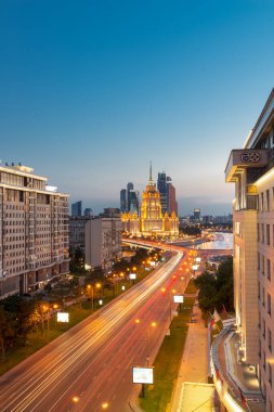 MOSCOW, RUSSIA - 18 JULE 2016: Arka planda Novoarbatsky Köprüsü, Ukrayna Oteli ve Moskova City iş kompleksinin gece görüntüsü