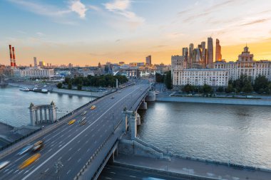 MOSCOW, RUSSIA - 16 JULE 2016: Arka planda Moskva nehri üzerindeki Borodinsky Köprüsü, Evropeisky alışveriş merkezi ve Moskova City uluslararası iş merkezi