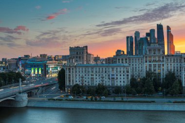 MOSCOW, RUSSIA - 16 JULE 2016: Arka planda Moskva nehri üzerindeki Borodinsky Köprüsü, Evropeisky alışveriş merkezi ve Moskova City uluslararası iş merkezi