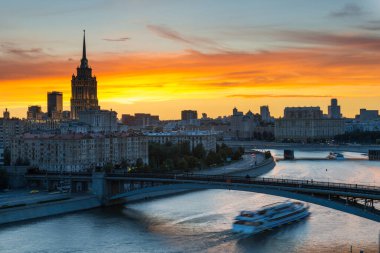 MOSCOW, RUSSIA - 16 JULE 2016: Arka planda Moskva nehri üzerindeki Borodinsky Köprüsü, Evropeisky alışveriş merkezi ve Moskova City uluslararası iş merkezi