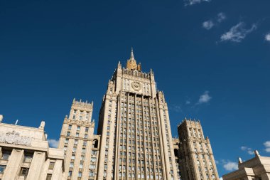 MOSCOW, RUSSIA - 19 JULE 2016: Stalin 'in gökdelenleri listesinde yer alan yedi binadan biri olan Rusya Federasyonu Dışişleri Bakanlığı' nın çatıdan binaya bakış