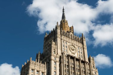MOSCOW, RUSSIA - 19 JULE 2016: Stalin 'in gökdelenleri listesinde yer alan yedi binadan biri olan Rusya Federasyonu Dışişleri Bakanlığı' nın çatıdan binaya bakış