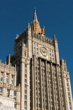 MOSCOW, RUSSIA - 19 JULE 2016: Stalin 'in gökdelenleri listesinde yer alan yedi binadan biri olan Rusya Federasyonu Dışişleri Bakanlığı' nın çatıdan binaya bakış