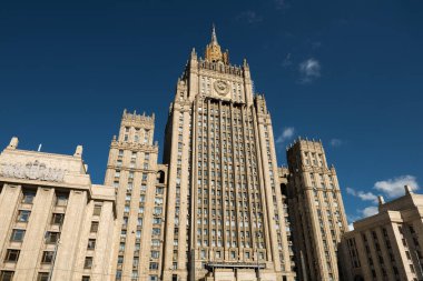 MOSCOW, RUSSIA - 19 JULE 2016: Stalin 'in gökdelenleri listesinde yer alan yedi binadan biri olan Rusya Federasyonu Dışişleri Bakanlığı' nın çatıdan binaya bakış