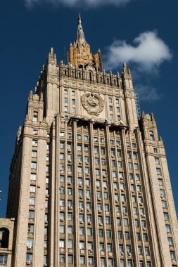 MOSCOW, RUSSIA - 19 JULE 2016: Stalin 'in gökdelenleri listesinde yer alan yedi binadan biri olan Rusya Federasyonu Dışişleri Bakanlığı' nın çatıdan binaya bakış