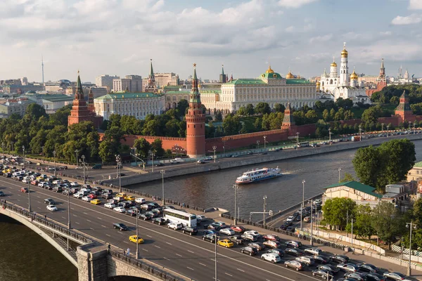 MOSCOW, RUSSIA - 19 Ağustos 2016 Moskova Kremlin ve şehir trafiği manzarası