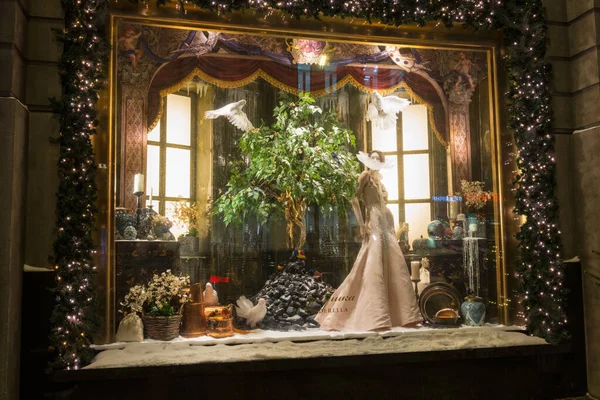 Moskva Rusko Prosince 2016 Okno Tsum Vystavuje Stylizované Šípkovou Krásu — Stock fotografie