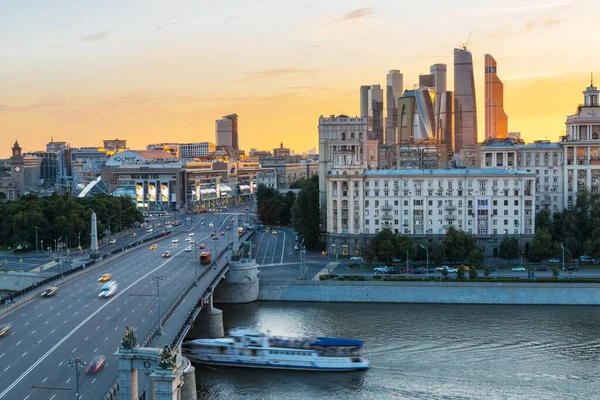 モスクワ ロシア 7月2016 背景にモスクワ川 Evroiskyショッピングモールやモスクワ市国際ビジネスセンターを介してボロディンスキー橋への夜景 — ストック写真