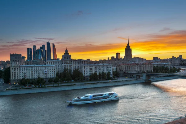 Moscú Rusia Junio 2016 Vista Nocturna Del Terraplén Tarasa Shevchenko — Foto de Stock