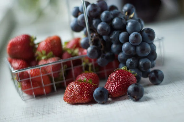 Morangos e uvas — Fotografia de Stock