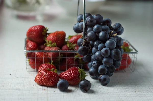 Strawberries and grapes — Stock Photo, Image