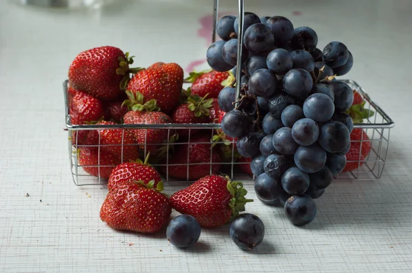 Strawberries and grapes — Stock Photo, Image