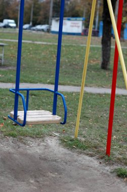 mavi renk parkta salıncak