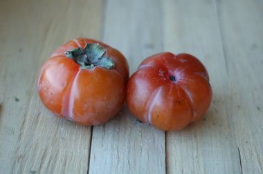 İki Olgun turuncu hurma