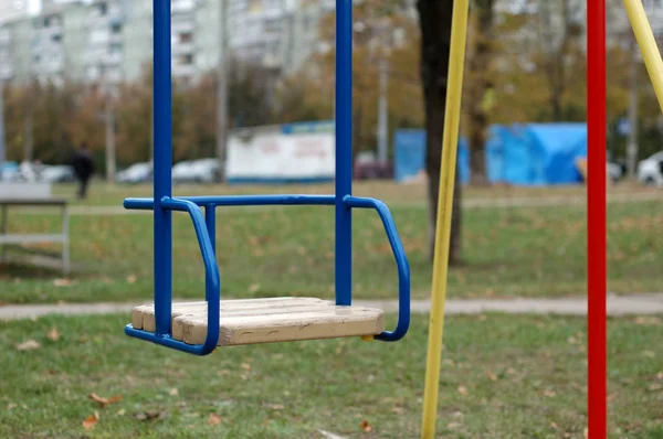 Swing color azul en el parque — Foto de Stock