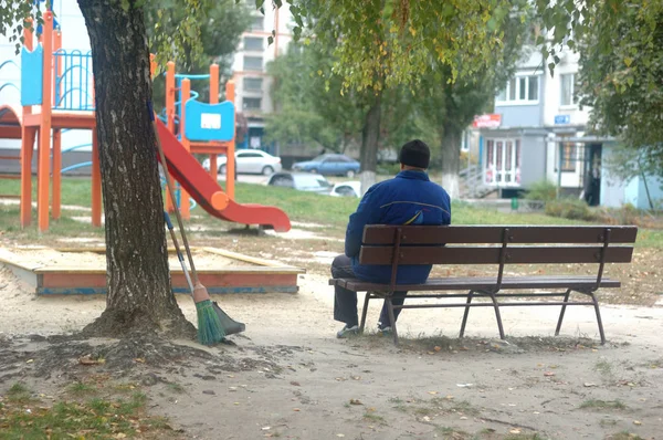 Hademe bir bankta oturan