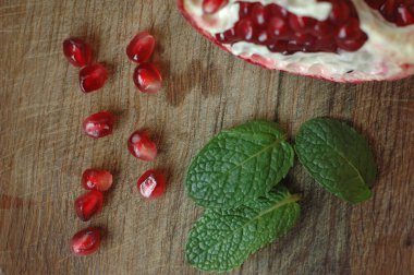 kırık nar ve birkaç garnet çilek