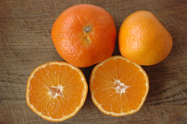 Varias naranjas de mandarina cortadas en dos —  Fotos de Stock