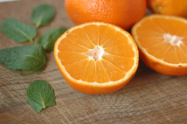 Birkaç mandarin portakal yarıya