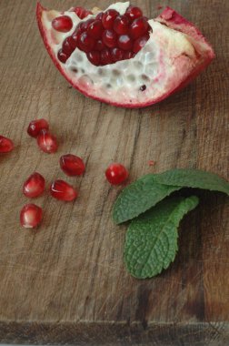 kırık nar ve birkaç garnet çilek