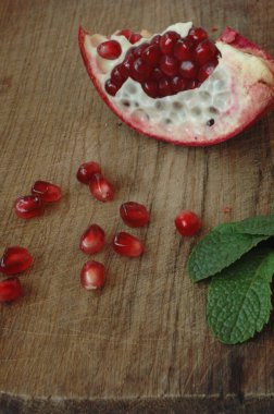 kırık nar ve birkaç garnet çilek