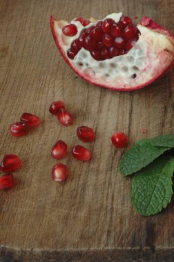 kırık nar ve birkaç garnet çilek