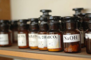 bir laboratuvar farklı kimyasal madde ile kaplar