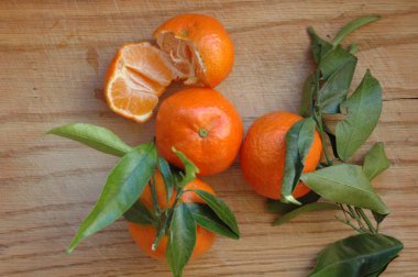 mandalina ahşap bir yüzey üzerinde yeşil yaprakları ile