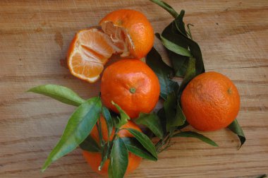 mandalina ahşap bir yüzey üzerinde yeşil yaprakları ile