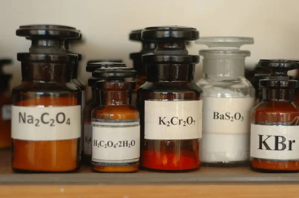 Pojemniki z różnych związków chemicznych w laboratorium — Zdjęcie stockowe