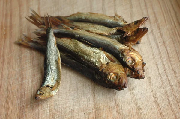 Ryby ze šprotů na dřevěný povrch — Stock fotografie