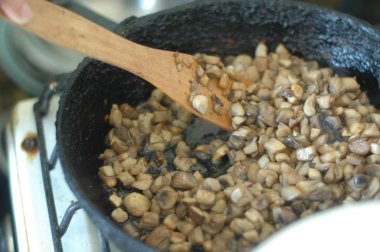 doğranmış mantar eski bir tavada kızartılır