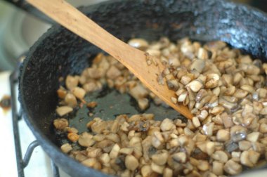 doğranmış mantar eski bir tavada kızartılır