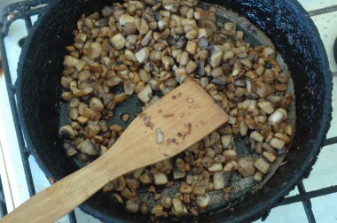 doğranmış mantar eski bir tavada kızartılır