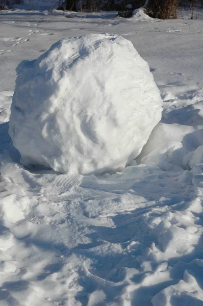 Boule de neige énorme dans la rue — Photo